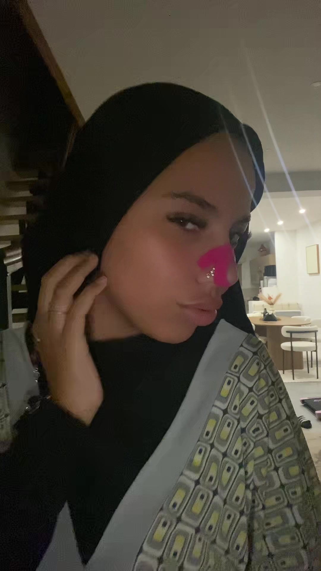 @<33