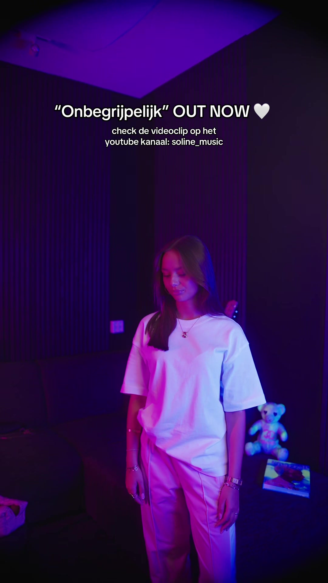 @<33