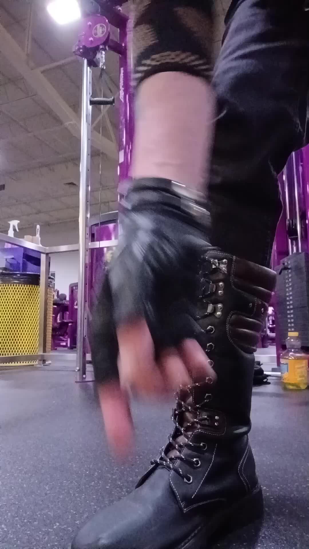 @FREAK ON A LEASH 6969