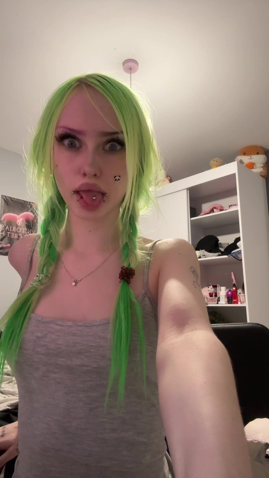 @🙎🏼&zwj;♀️