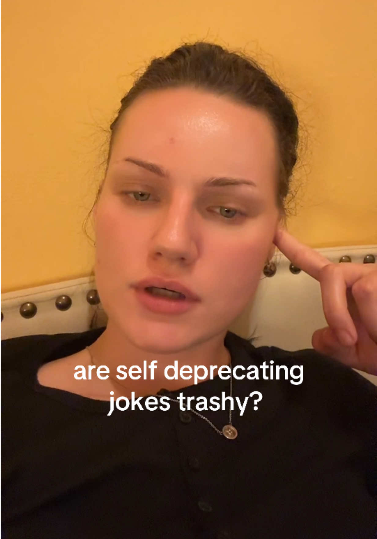 @>^•-•^<