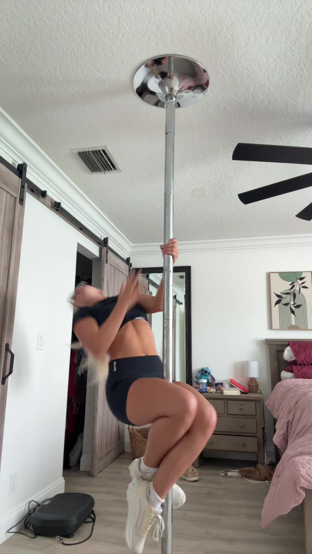 @elliebluegregoria