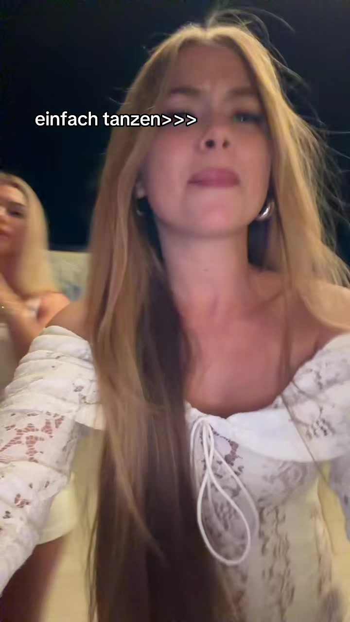 @Elena_<3