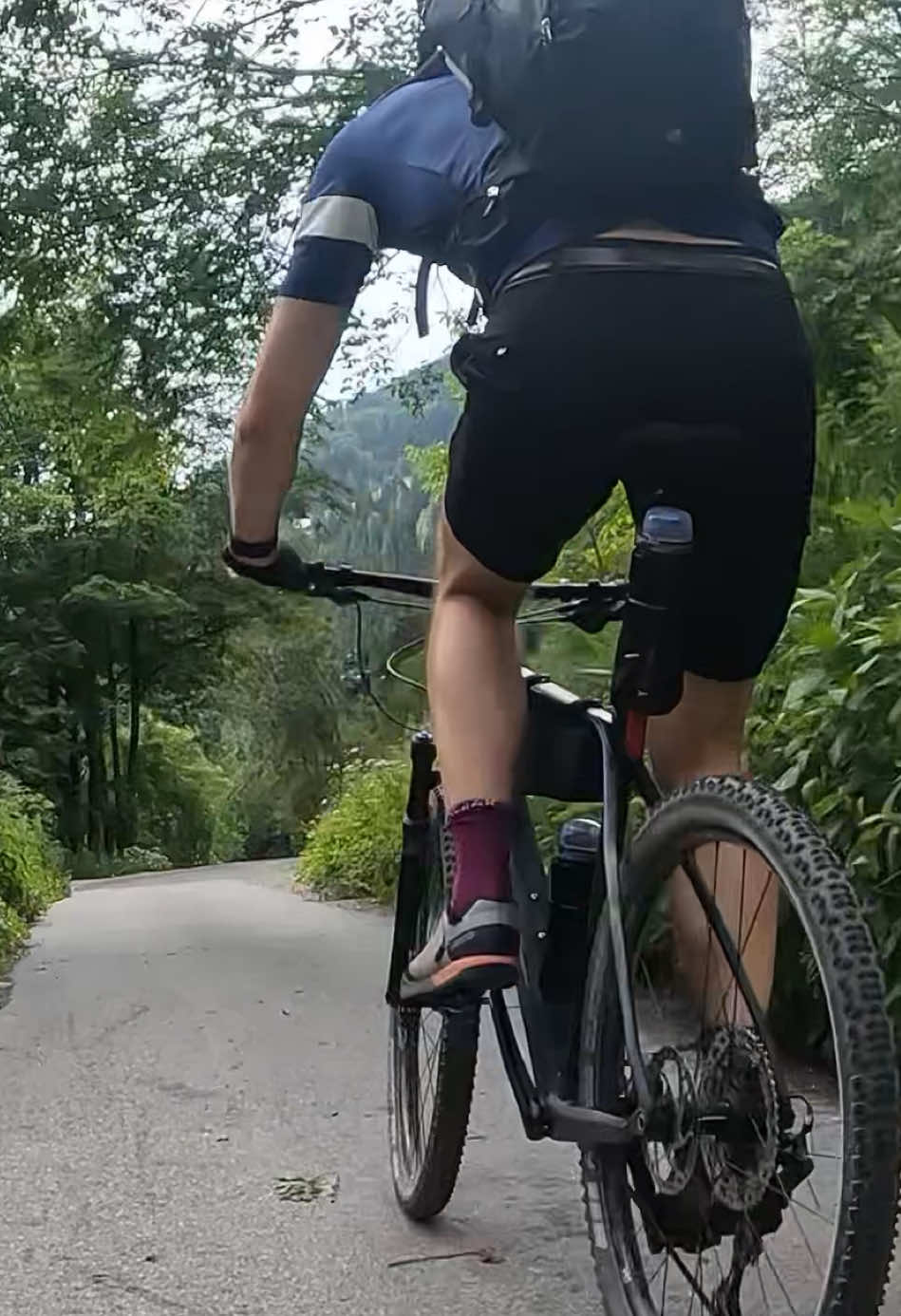 @Alter Mann mit Bike