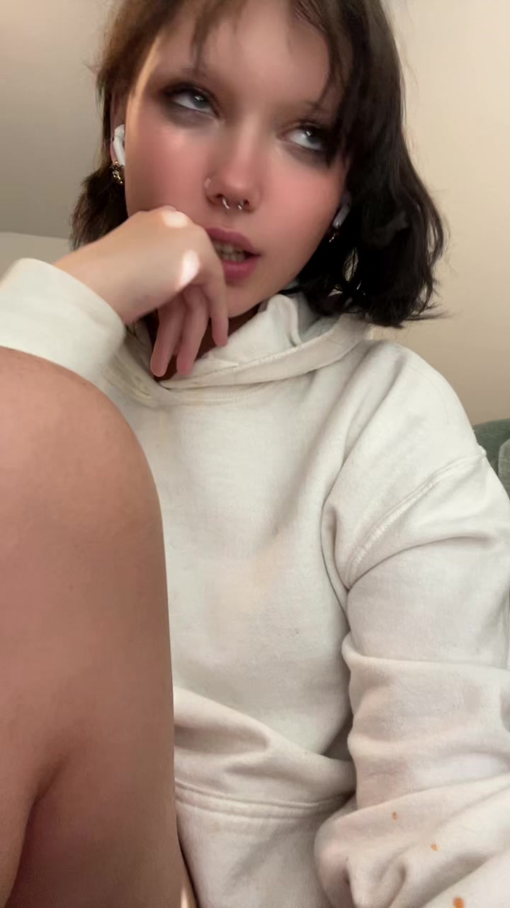 @𝐹𝒶𝓁𝓁𝓎𝓃 𝐿𝒶𝑅𝓊𝑒
