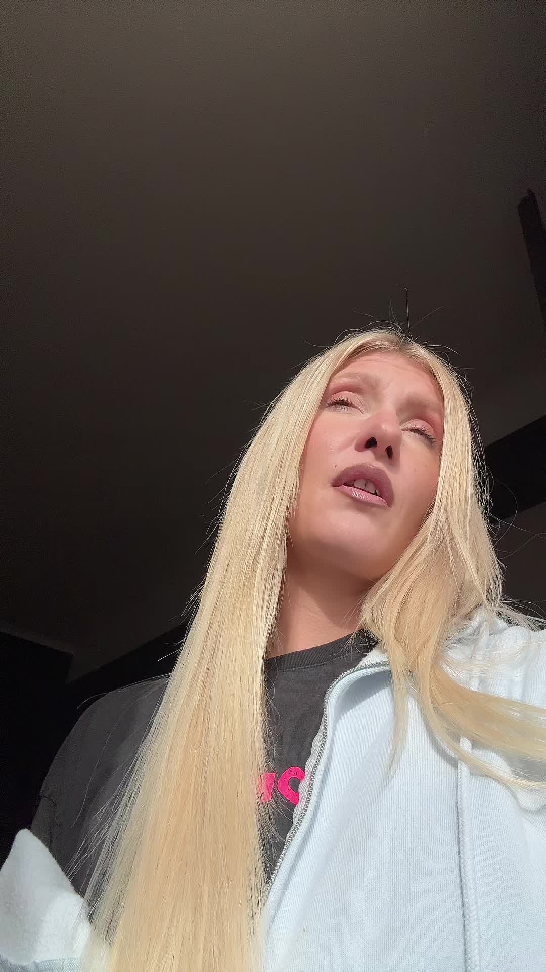 @Krystel la blonde
