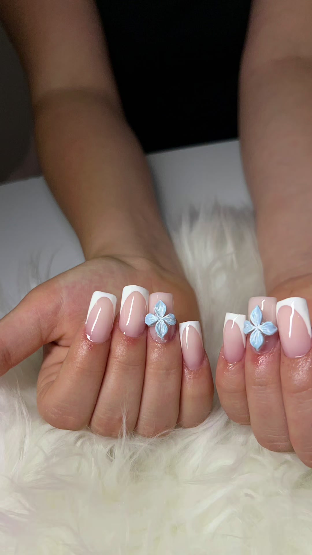 @Nails_vil&aacute;g