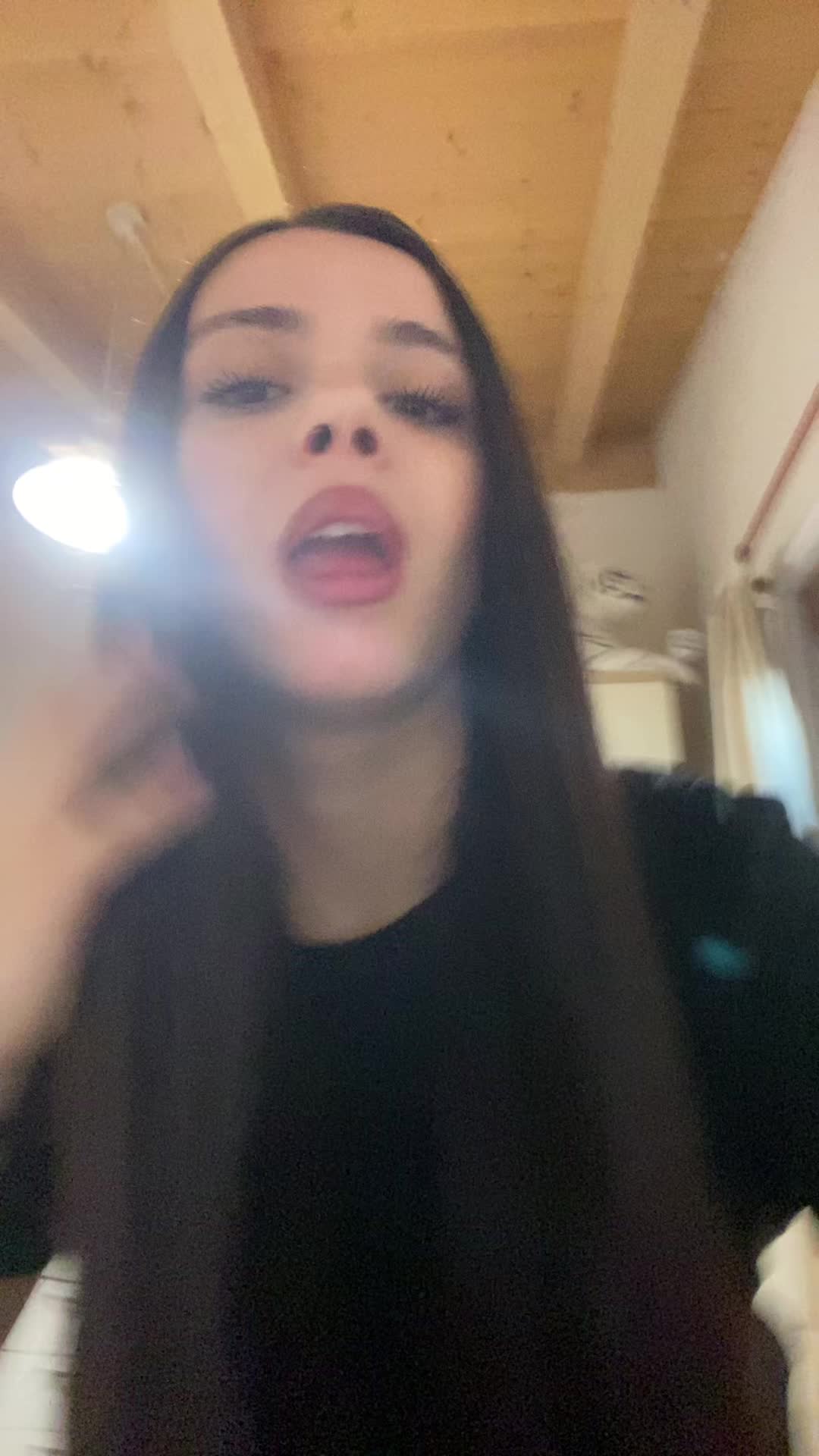@valeriavela._
