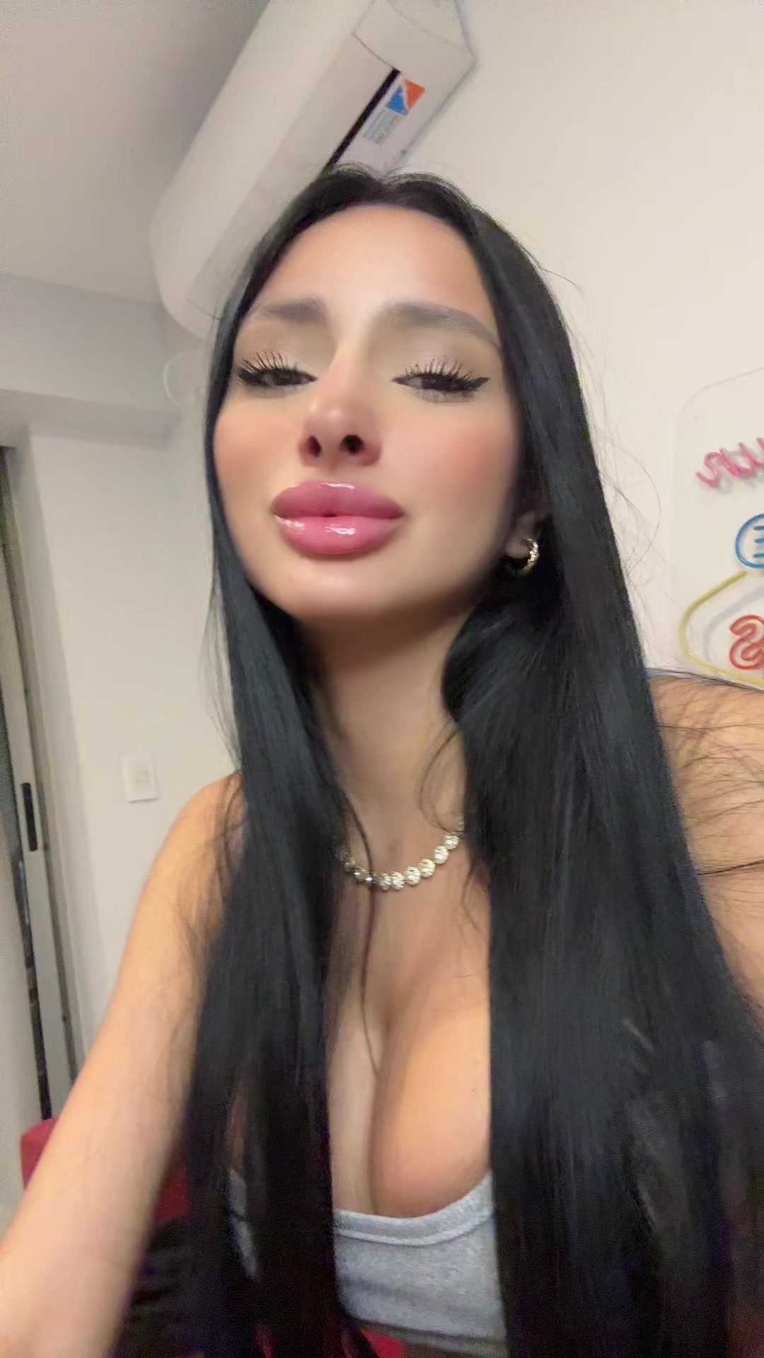 @🫦