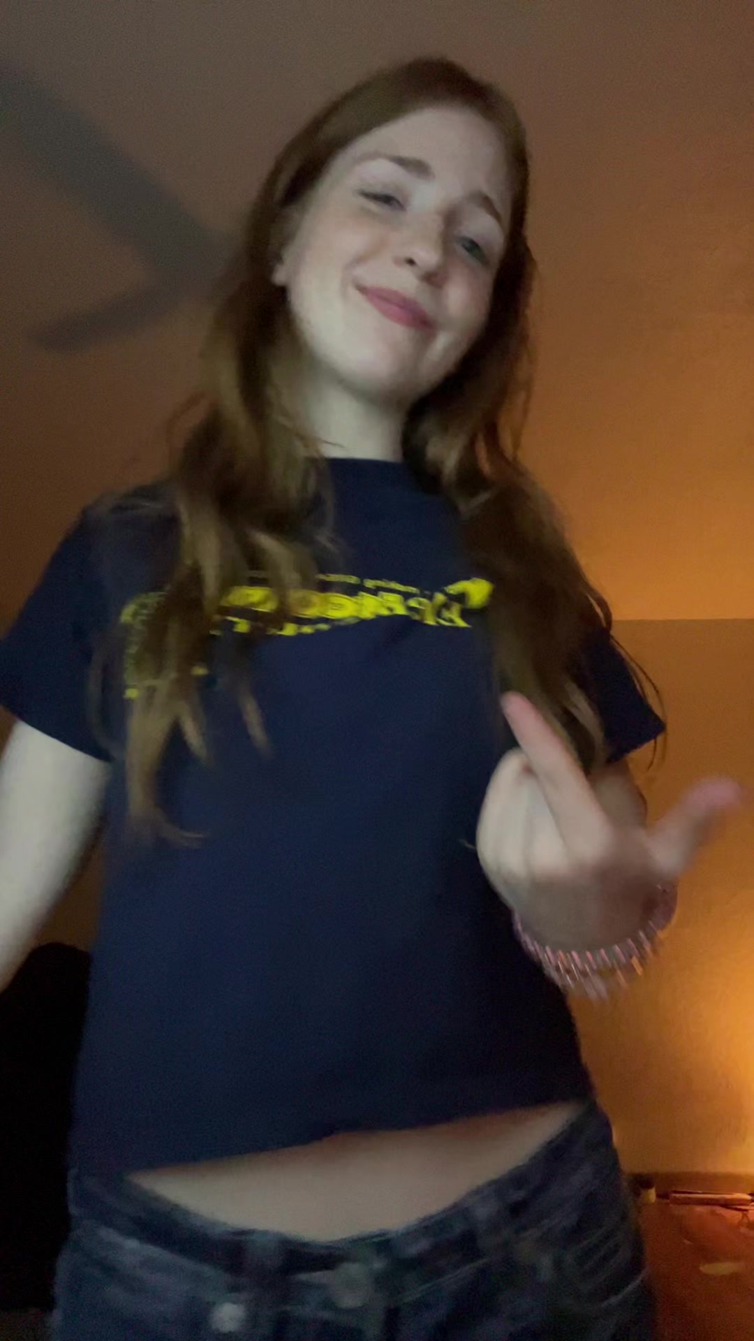 @👅