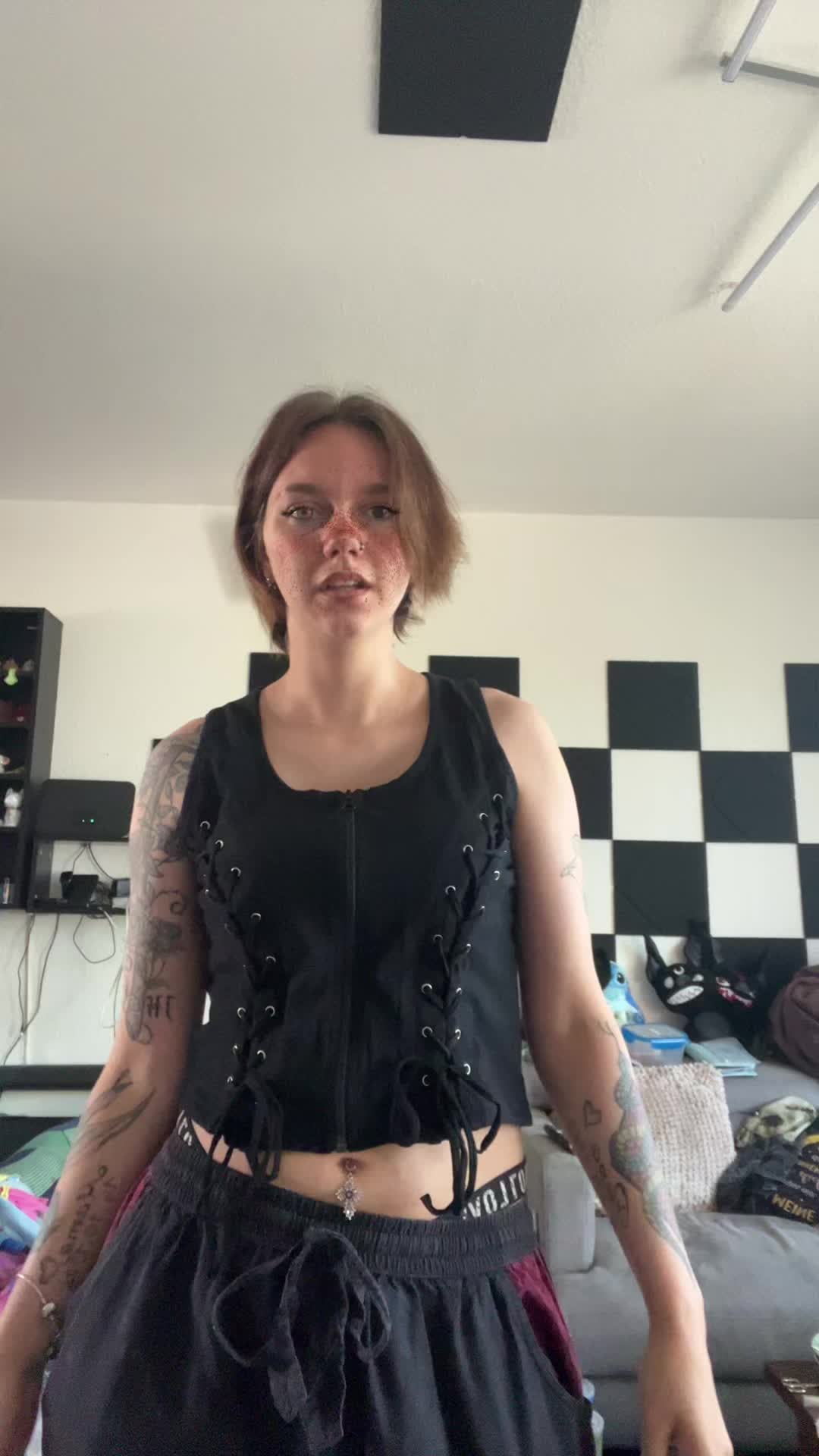 @Anschii_Queen