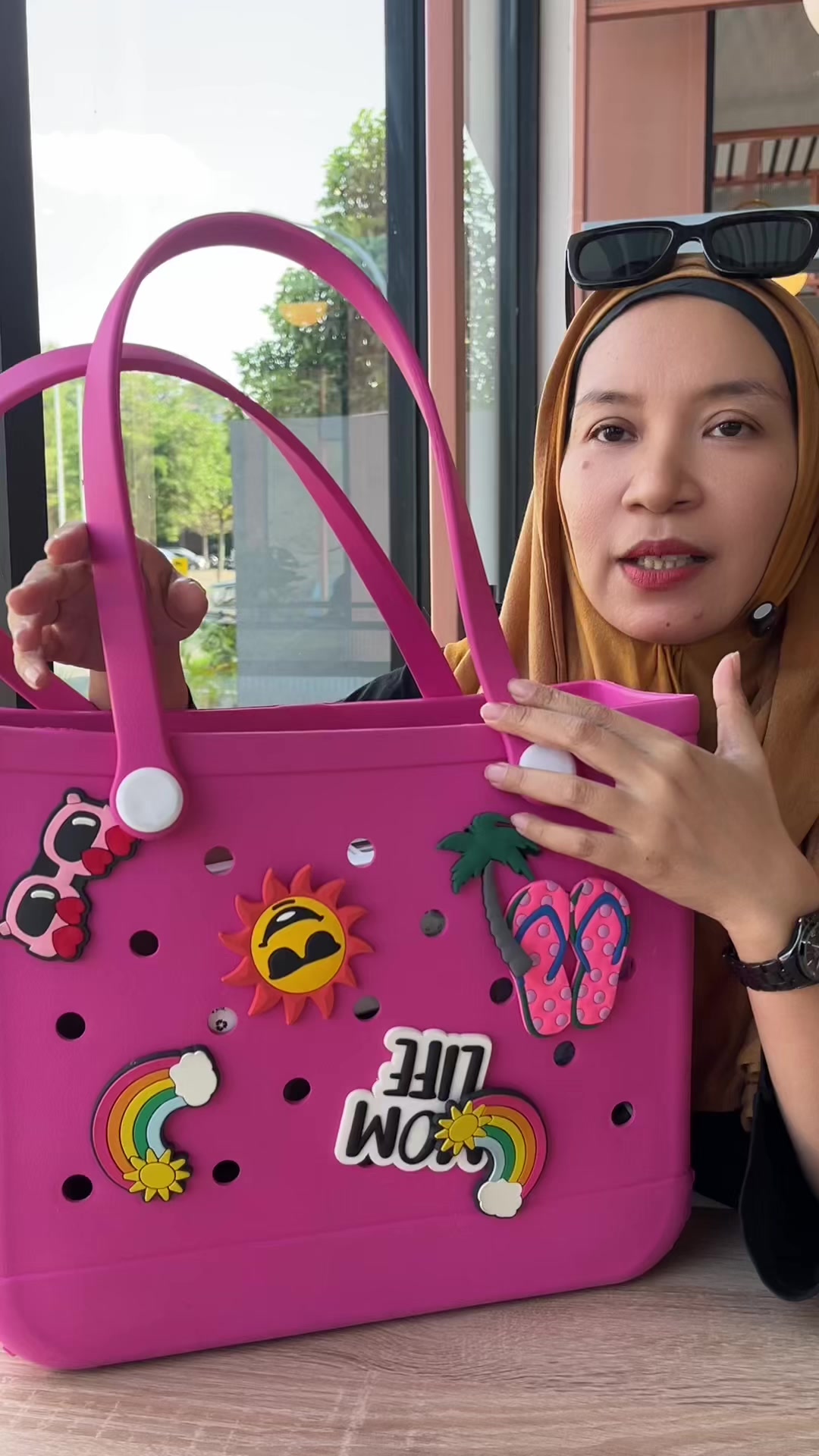 @LELI si paling TAS dan SANDAL