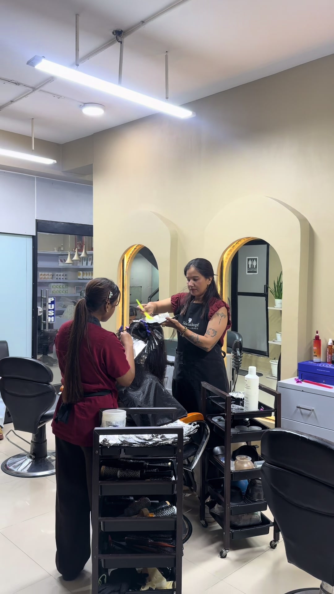 @Looks unisex salon
