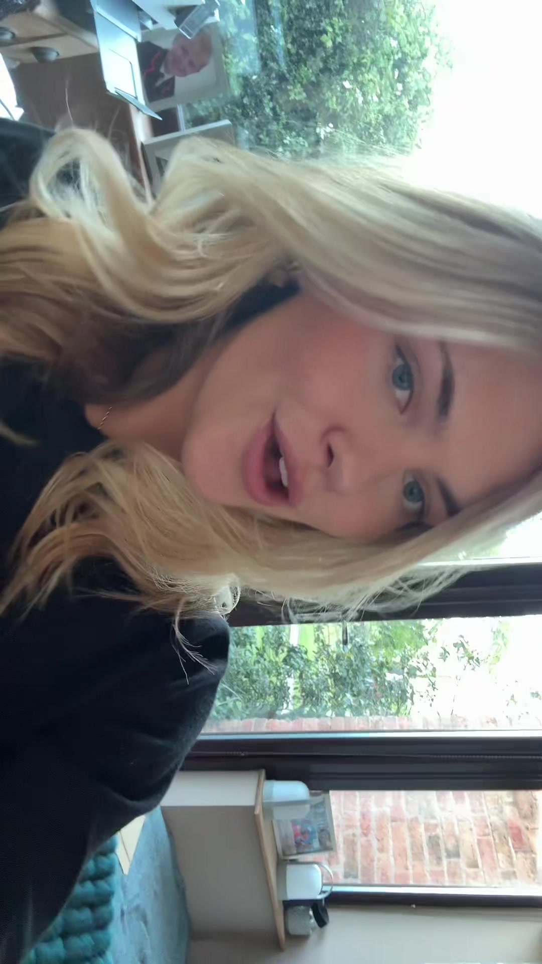 @hollyvjones