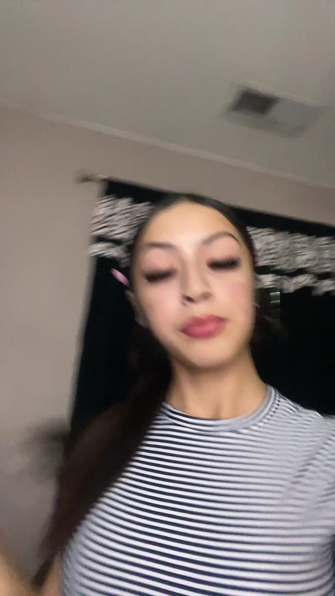 @•
