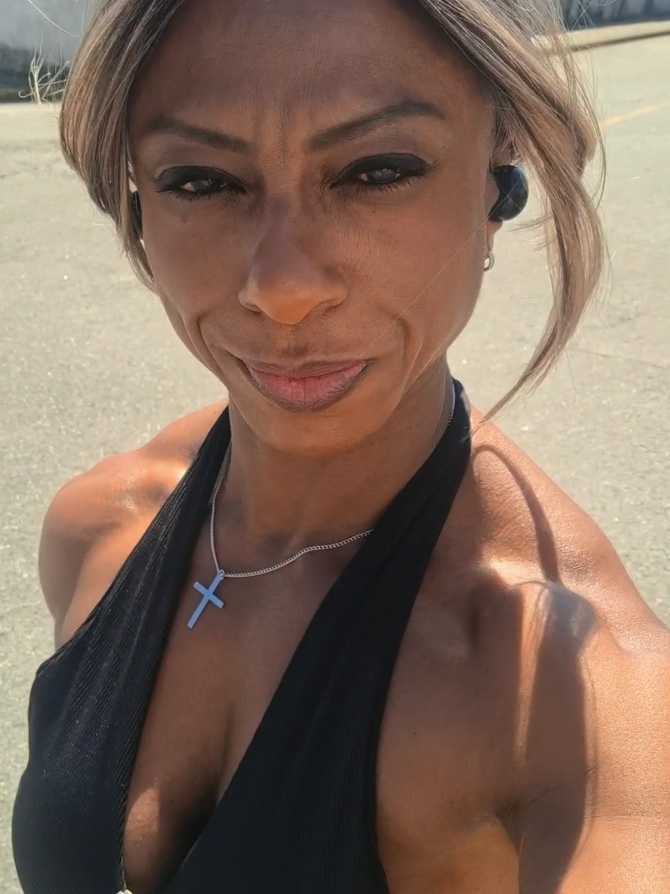 @Sarah_queenofmuscles👑