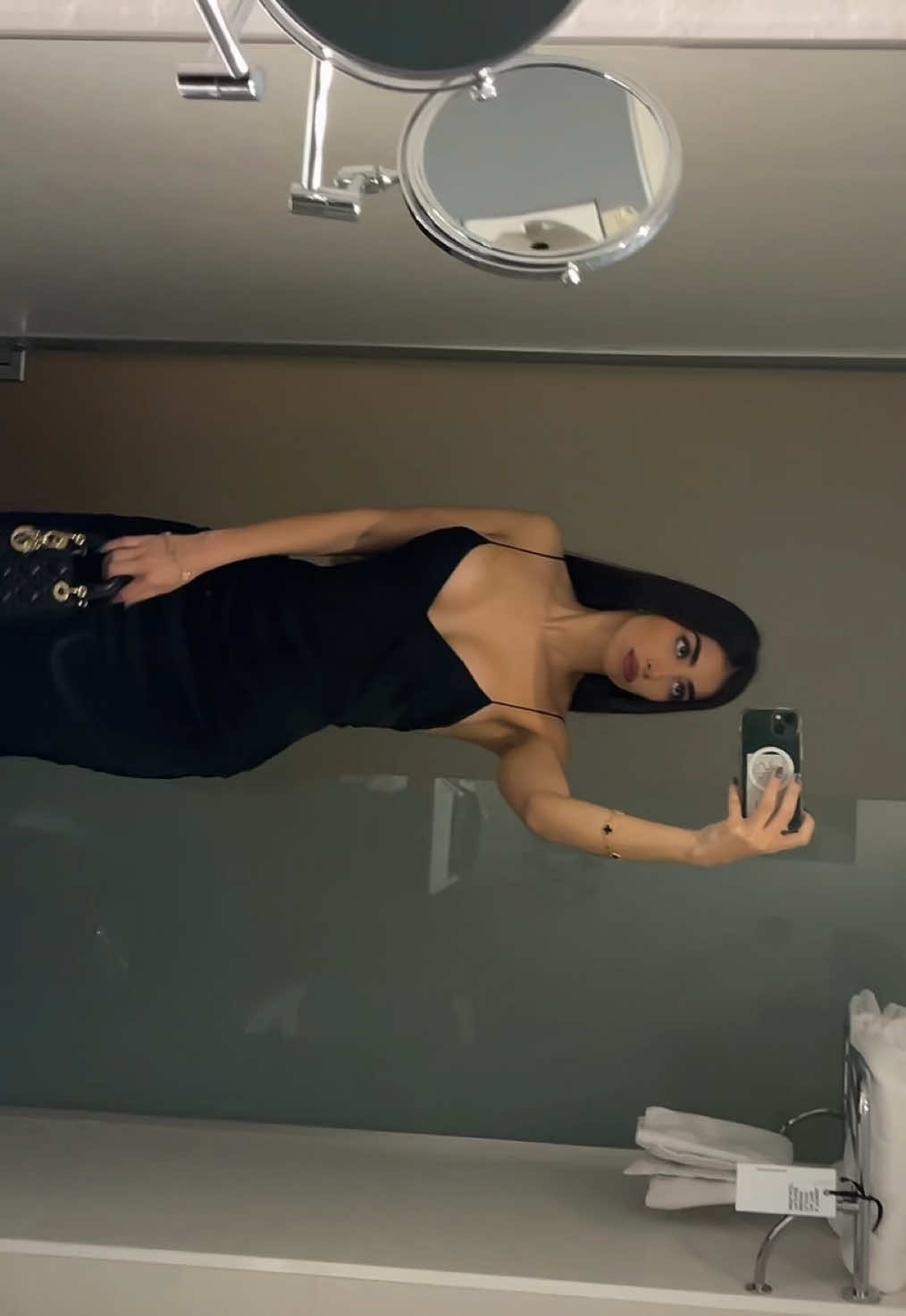 @E. Tsiaras