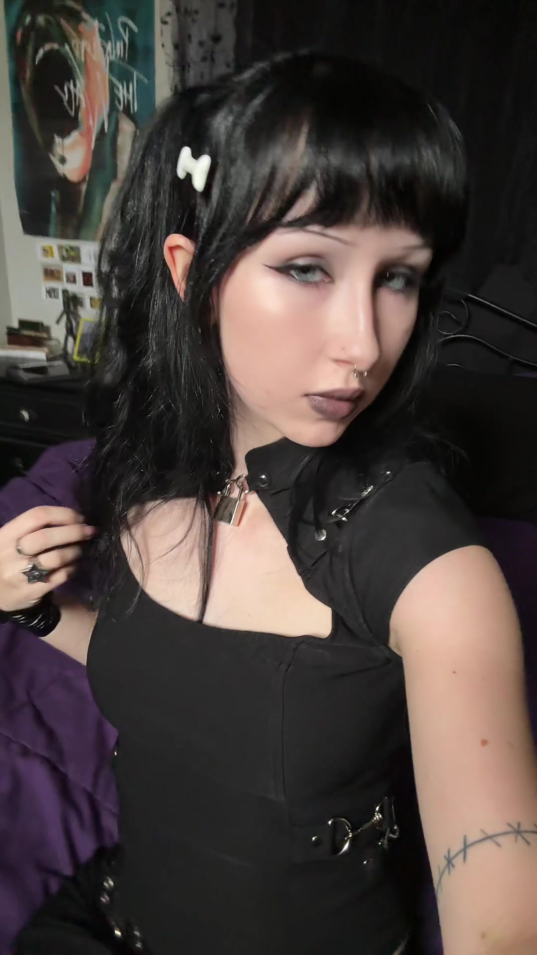 @<8