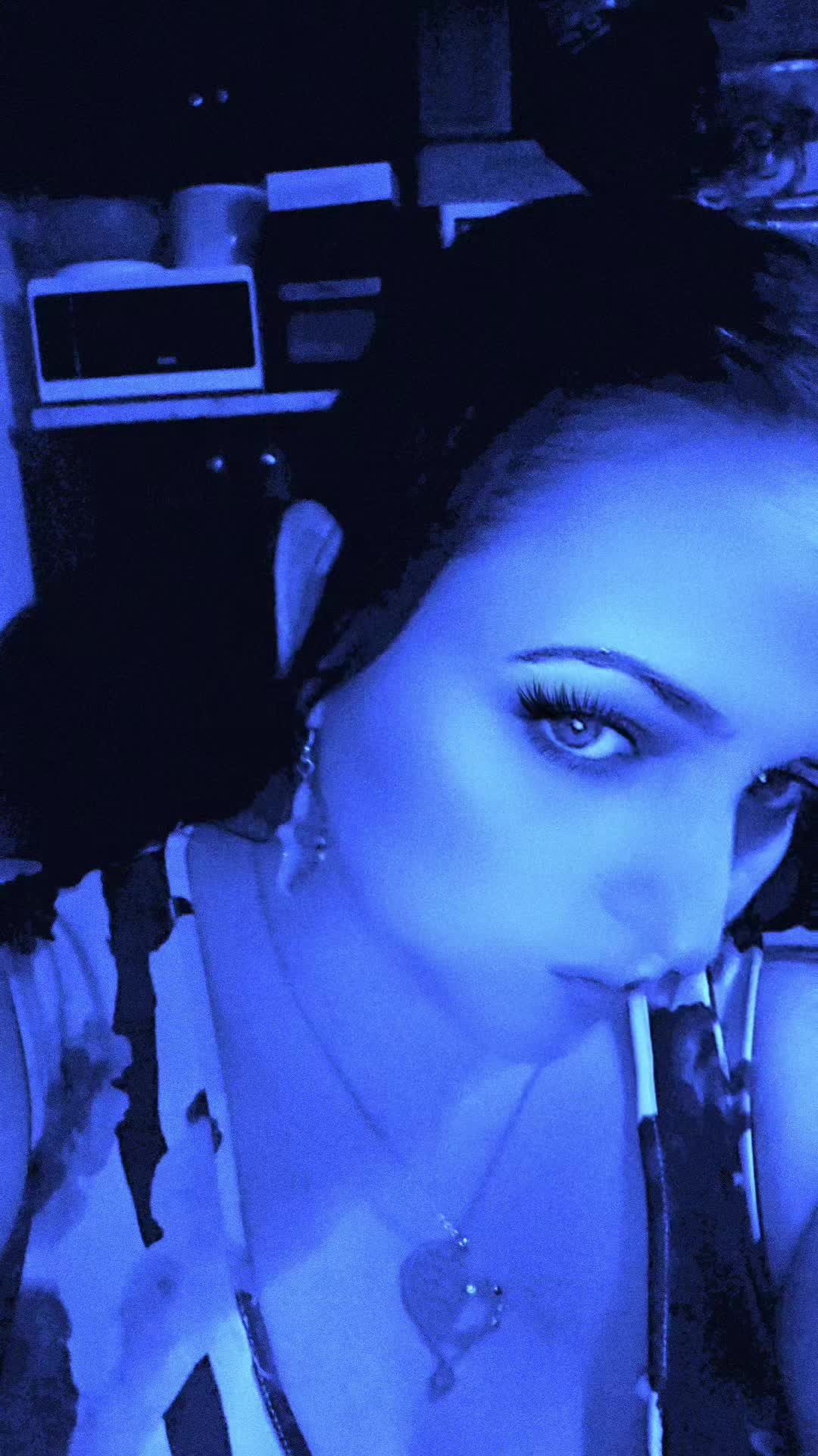 @KimCroft🧸🌹💙🎸🐋🐬🦋😈👻☘️🔥