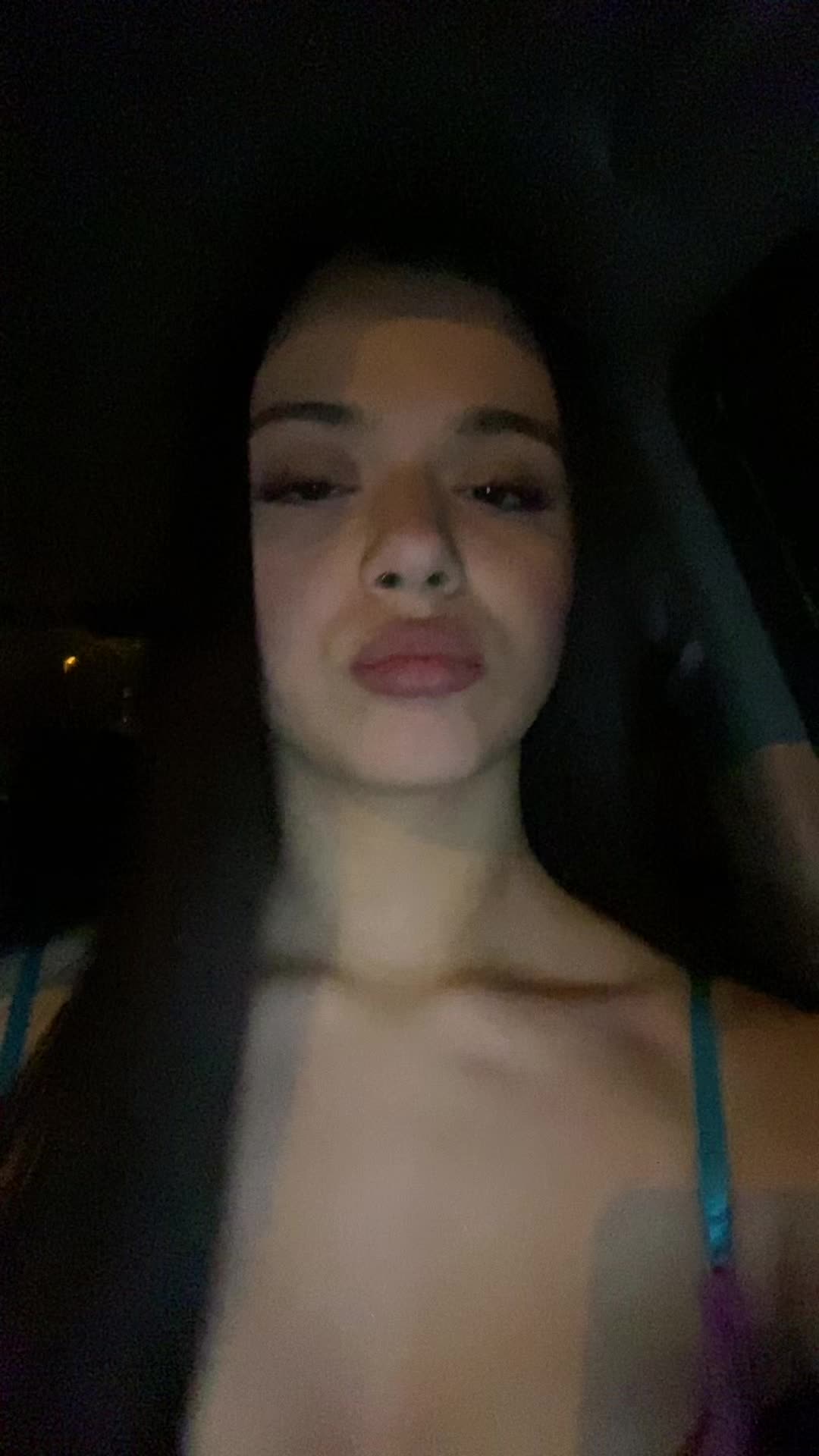 @valeriavela._