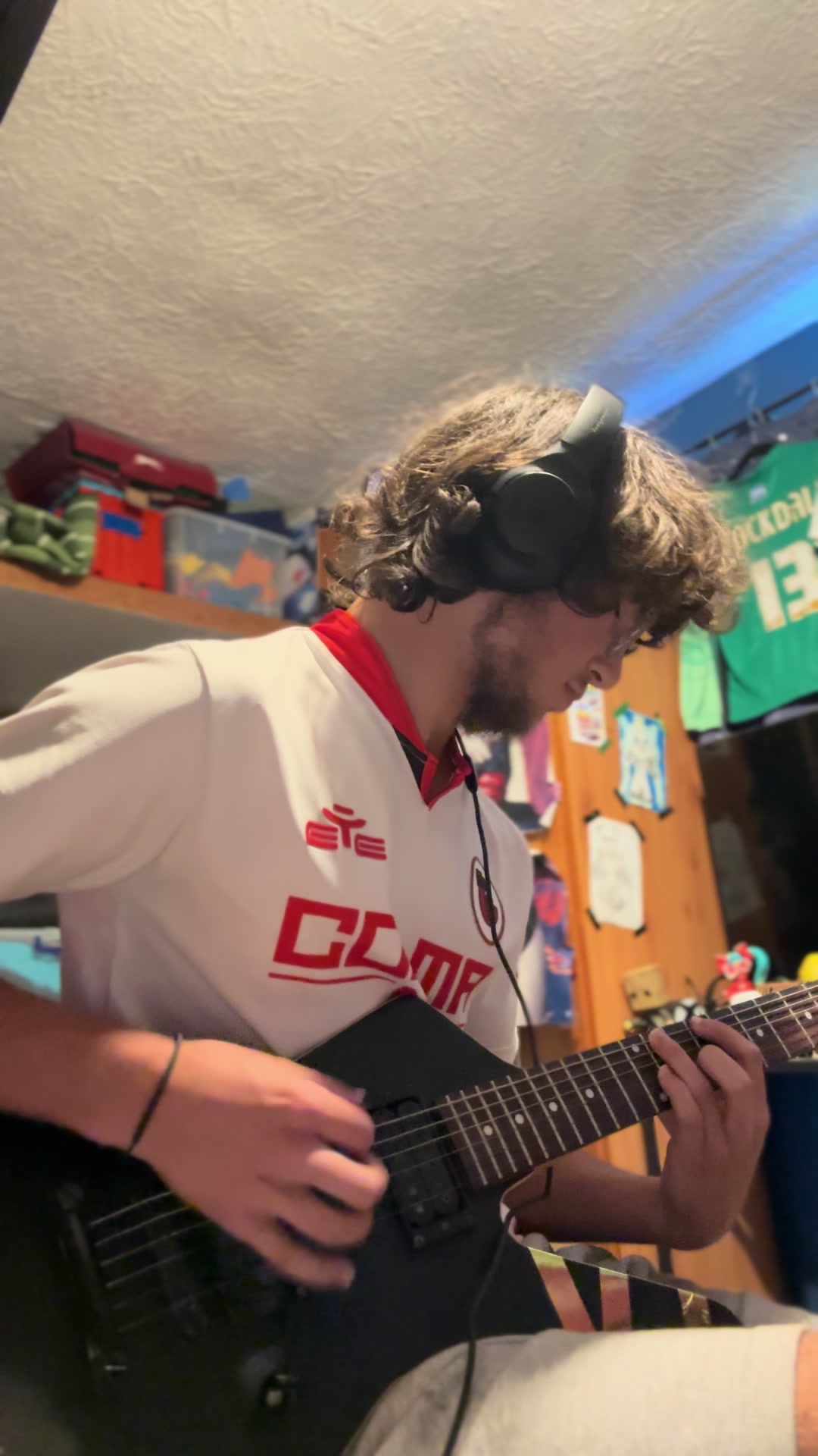 @Dom🎸🎧⚽️
