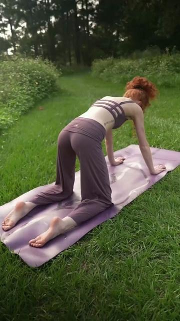 @lilredyoga