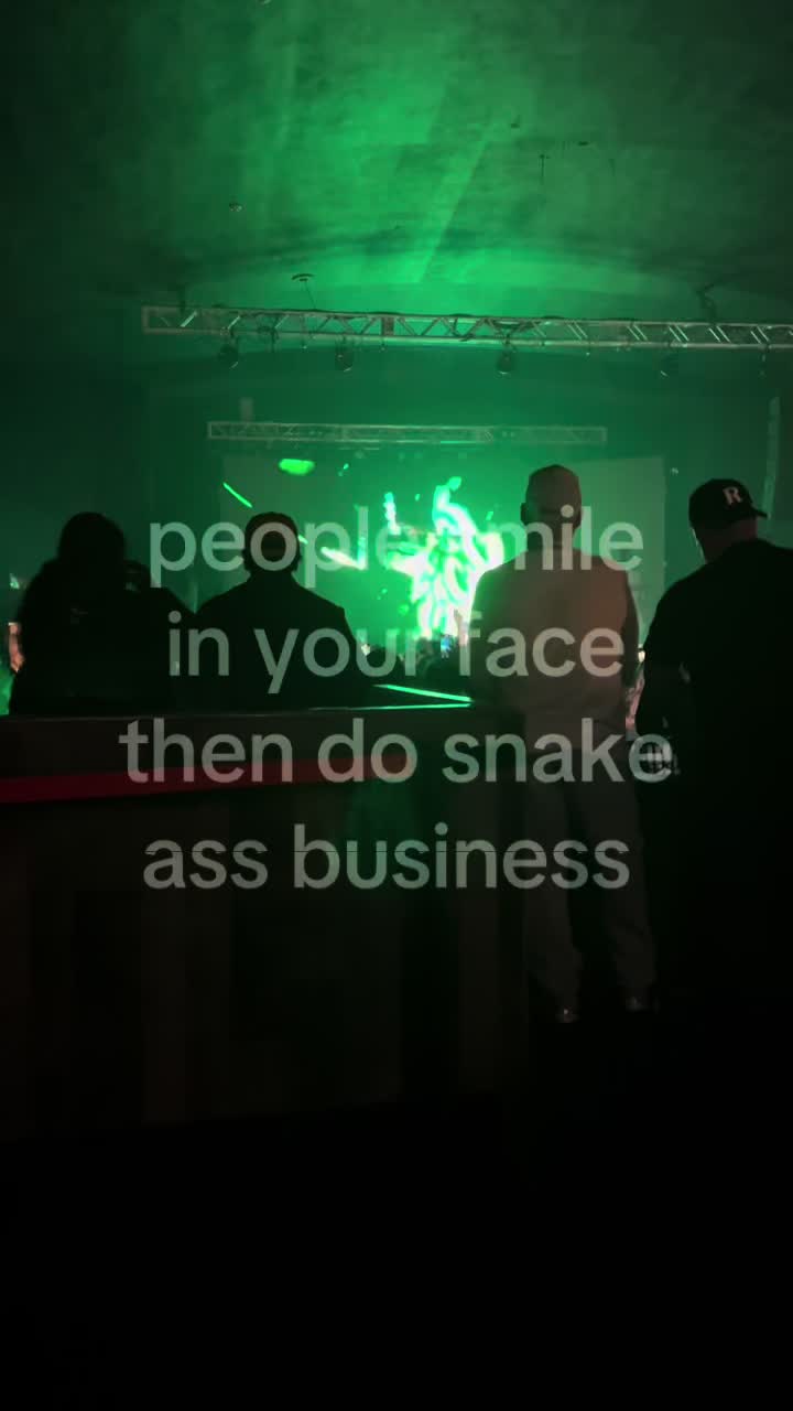 @⃟