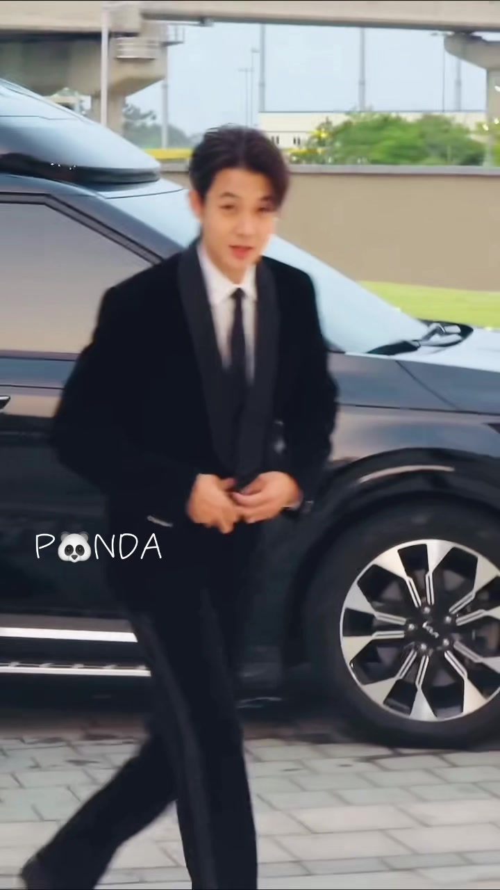 @🐼