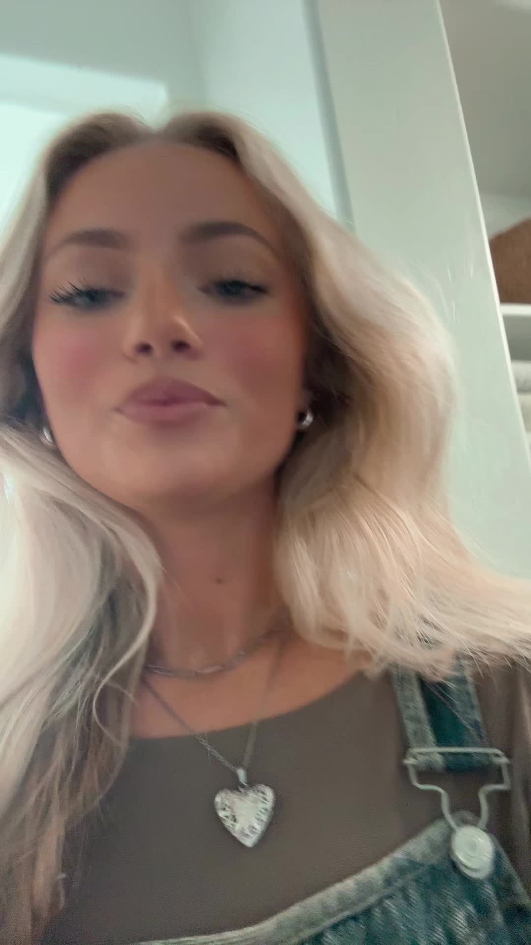 @kambriella