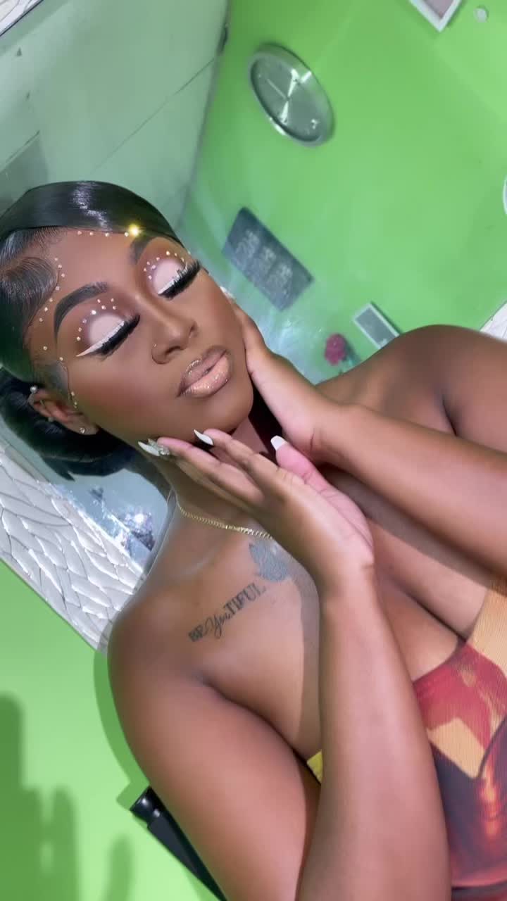 @THE GLAM ADDICT ๐