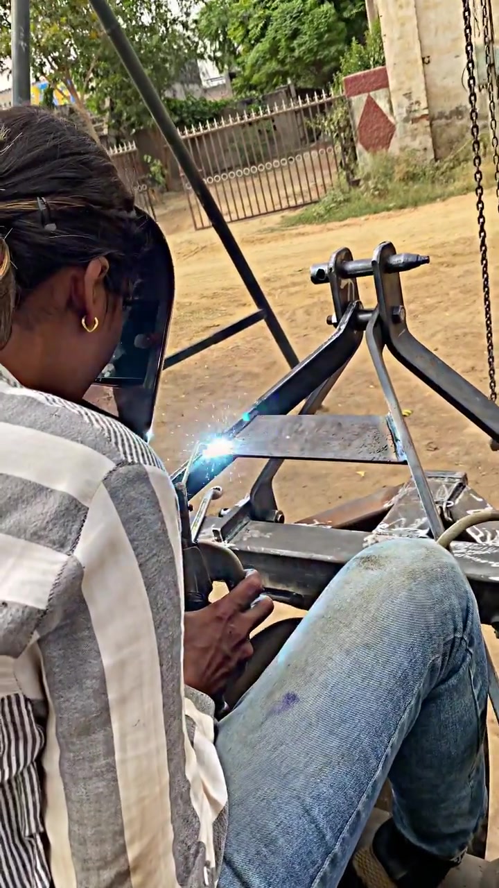 @brown_kudi_welder_girl