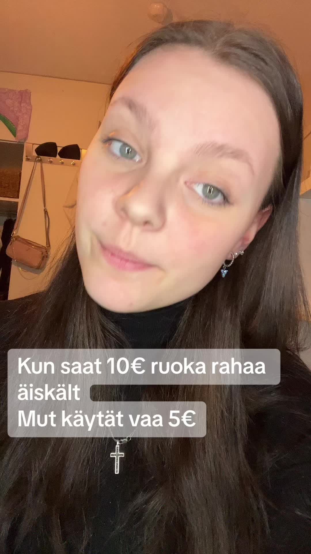 @Hymytyttö