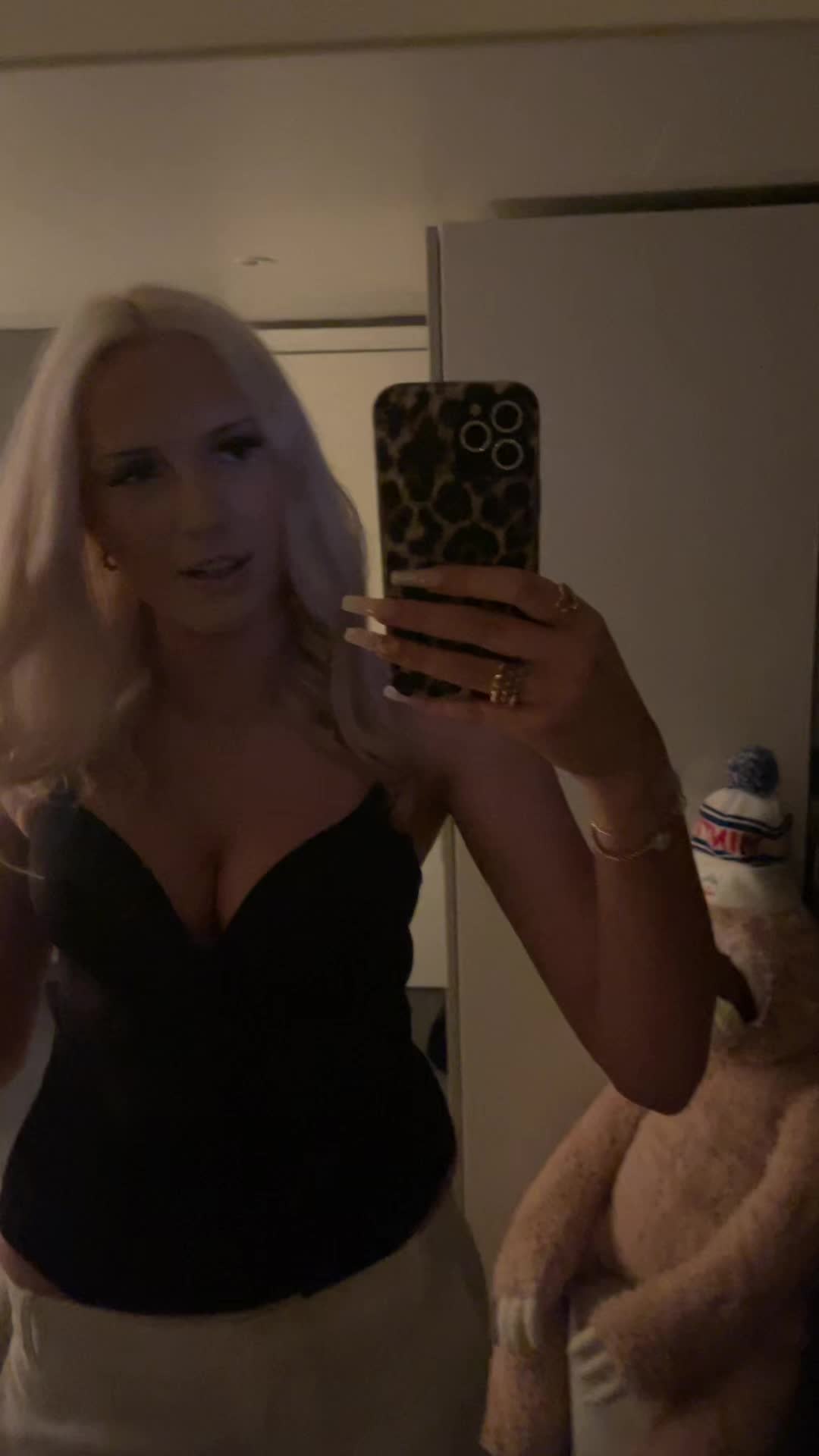 @𝓜𝓸𝓵𝓵𝔂 𝓗𝓮𝓵𝓪𝓷𝓭𝓮𝓻