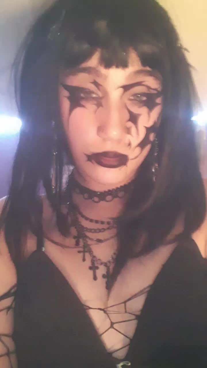 @𝔳𝔢𝔢 🦇