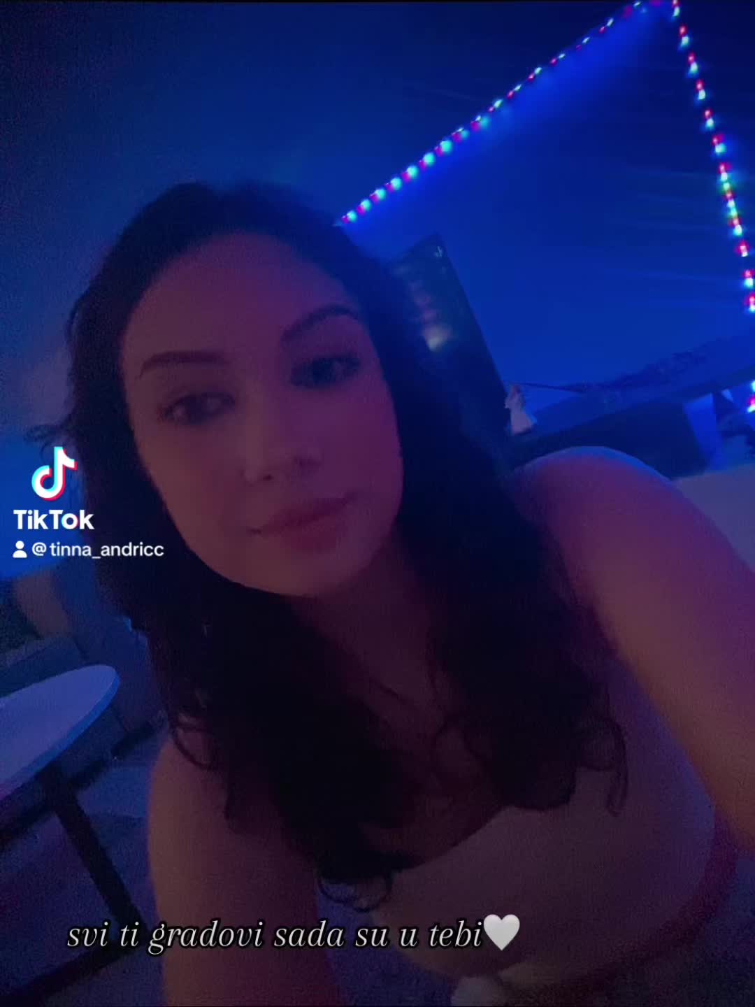 @~•