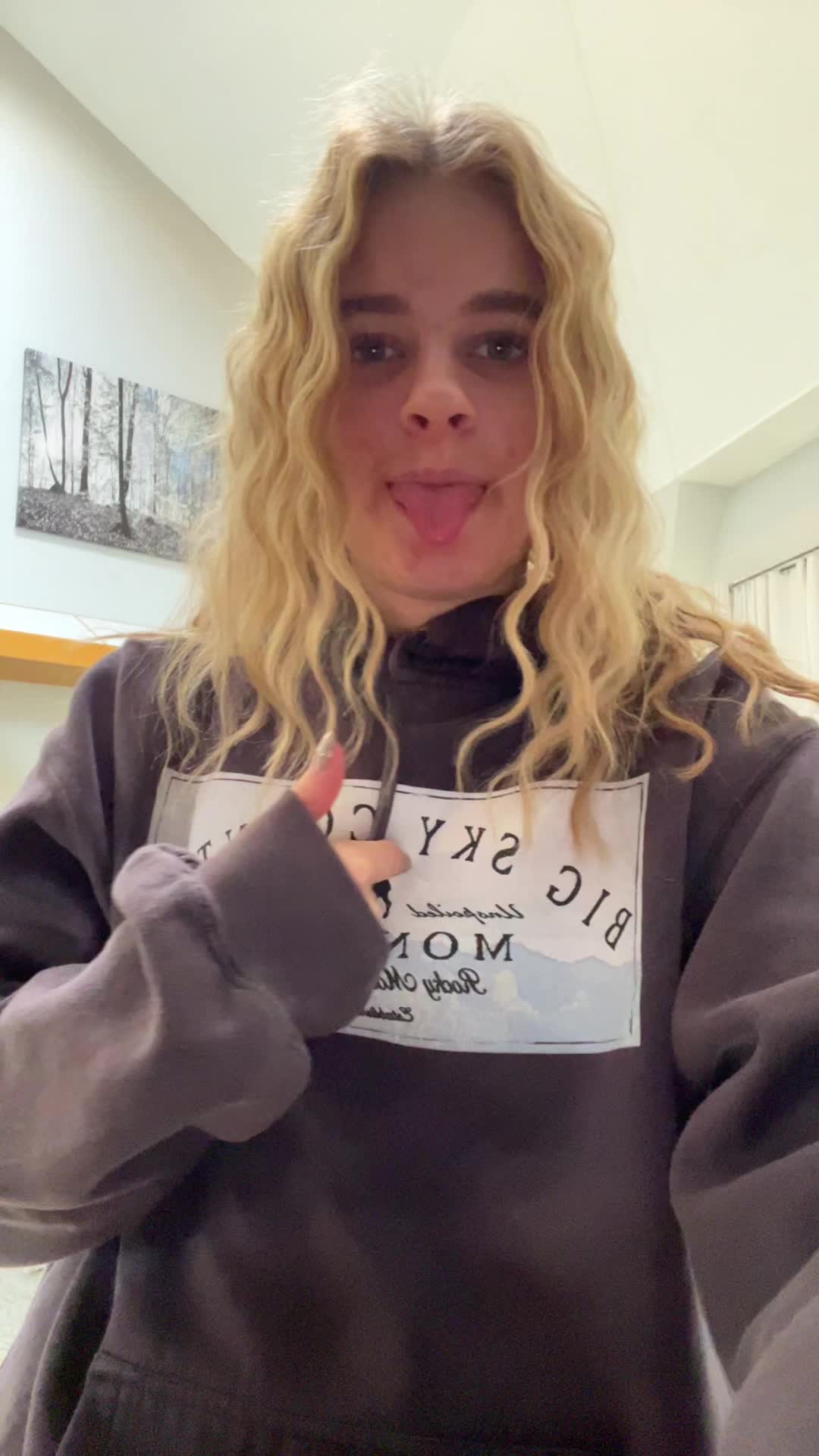 @:))