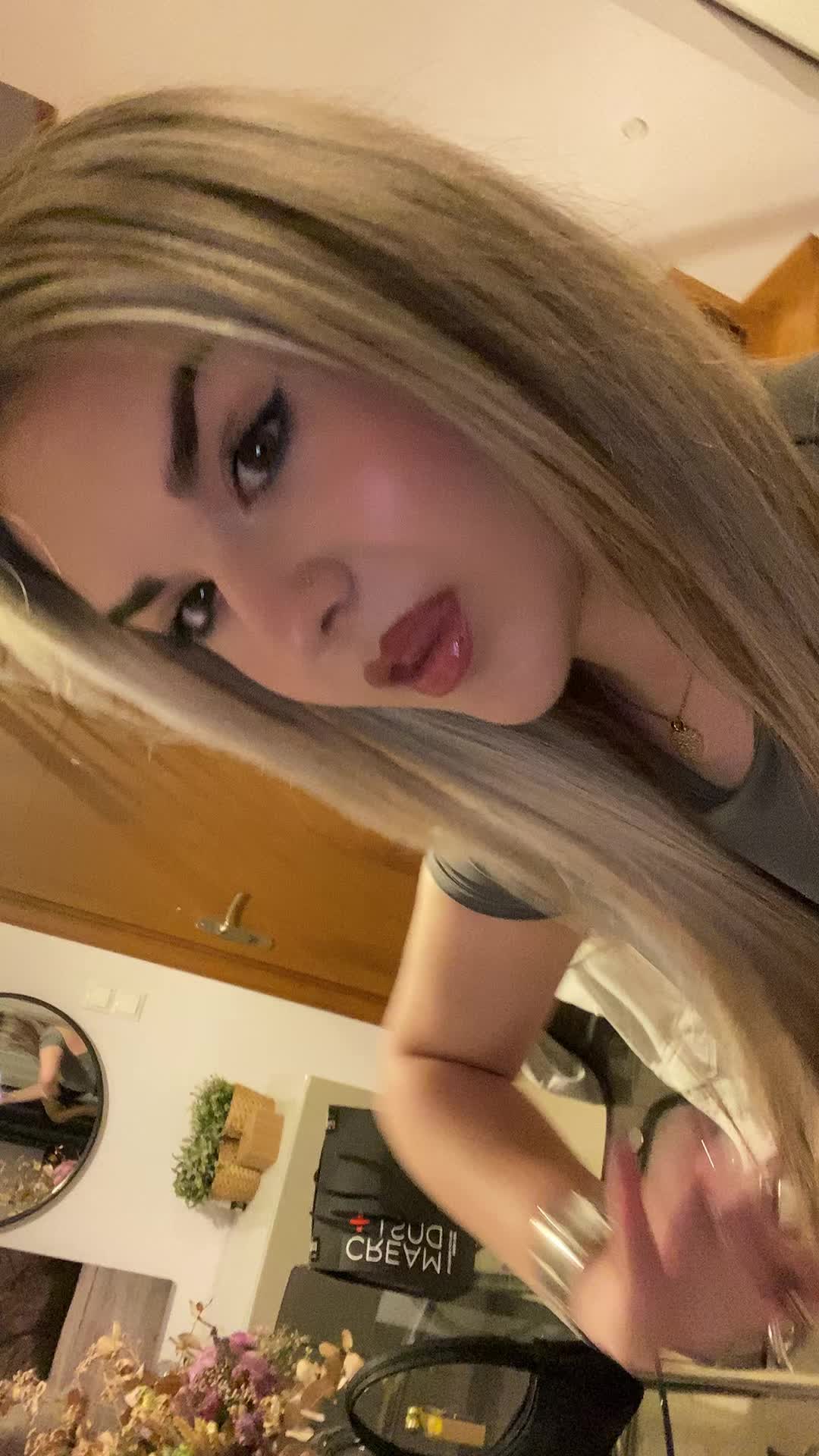 @elena.