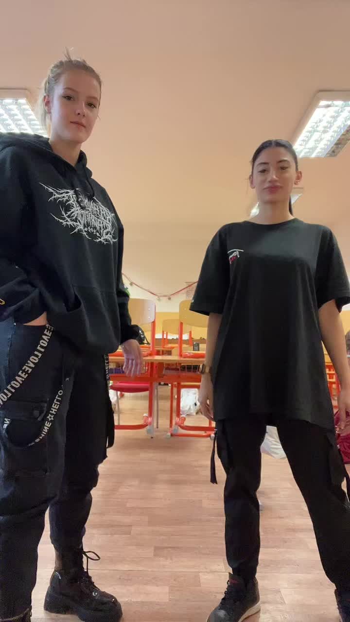@adelela998