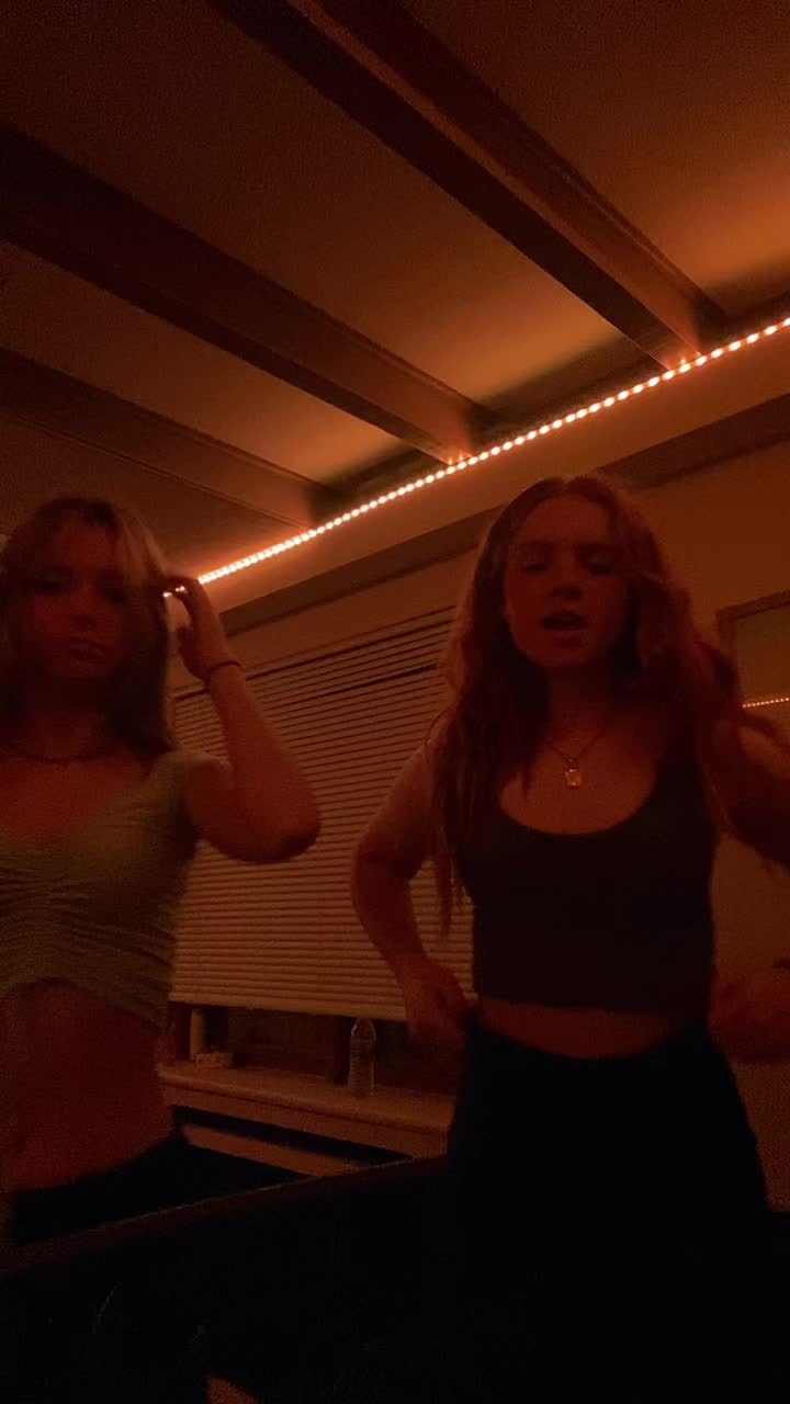 @🧎🏻&zwj;♀️