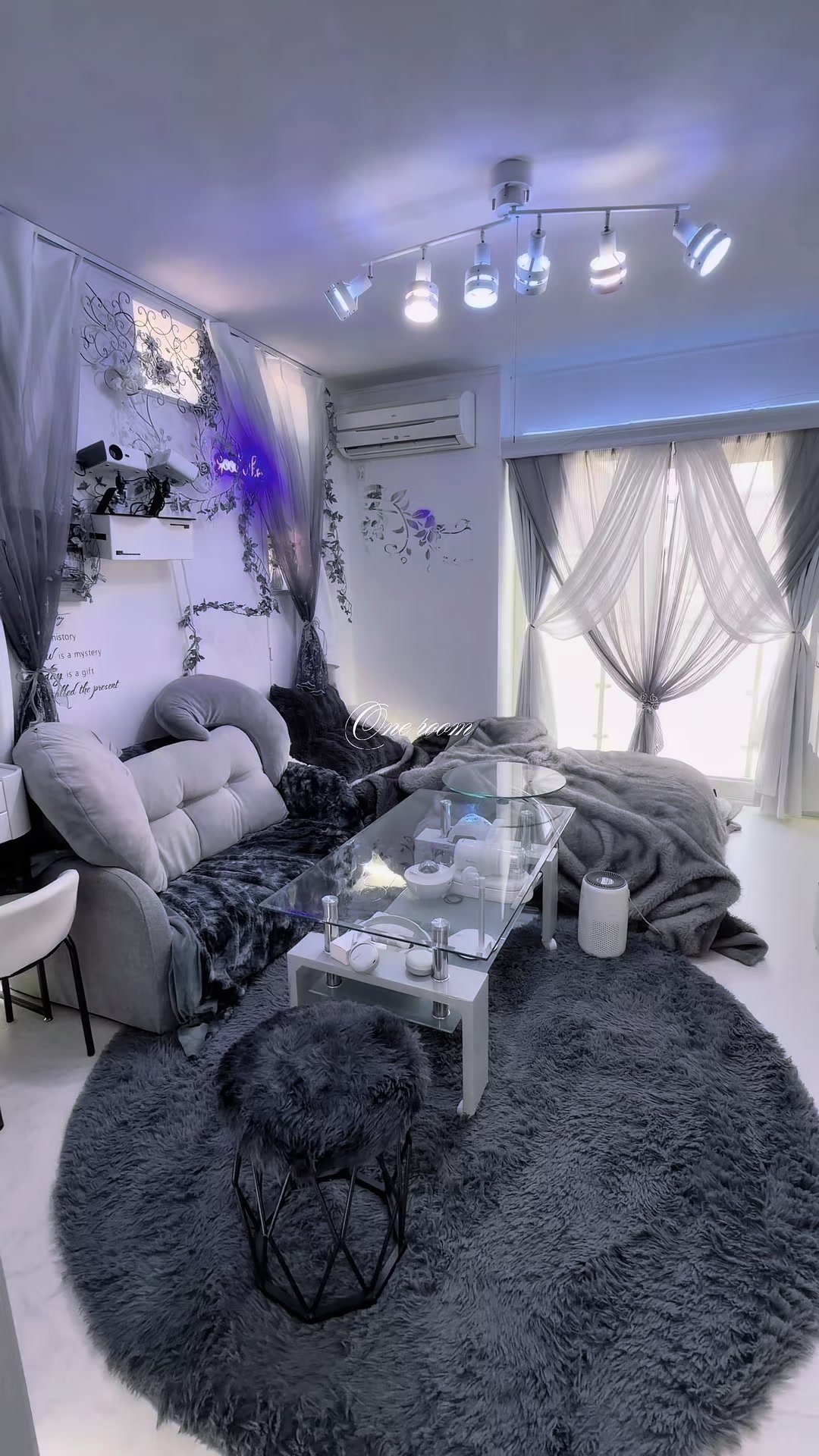 @𝑂𝑛𝑒 𝑟𝑜𝑜𝑚1
