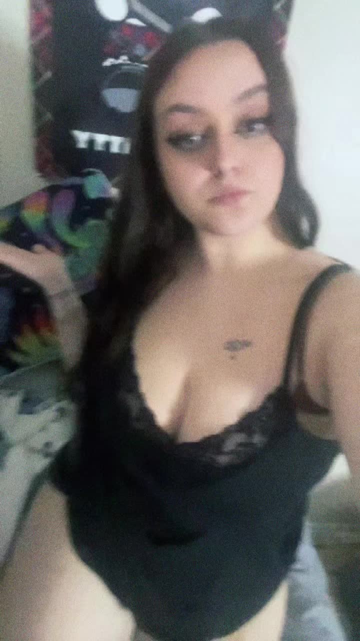 @Freaky fairy🧚♀️💋🫰