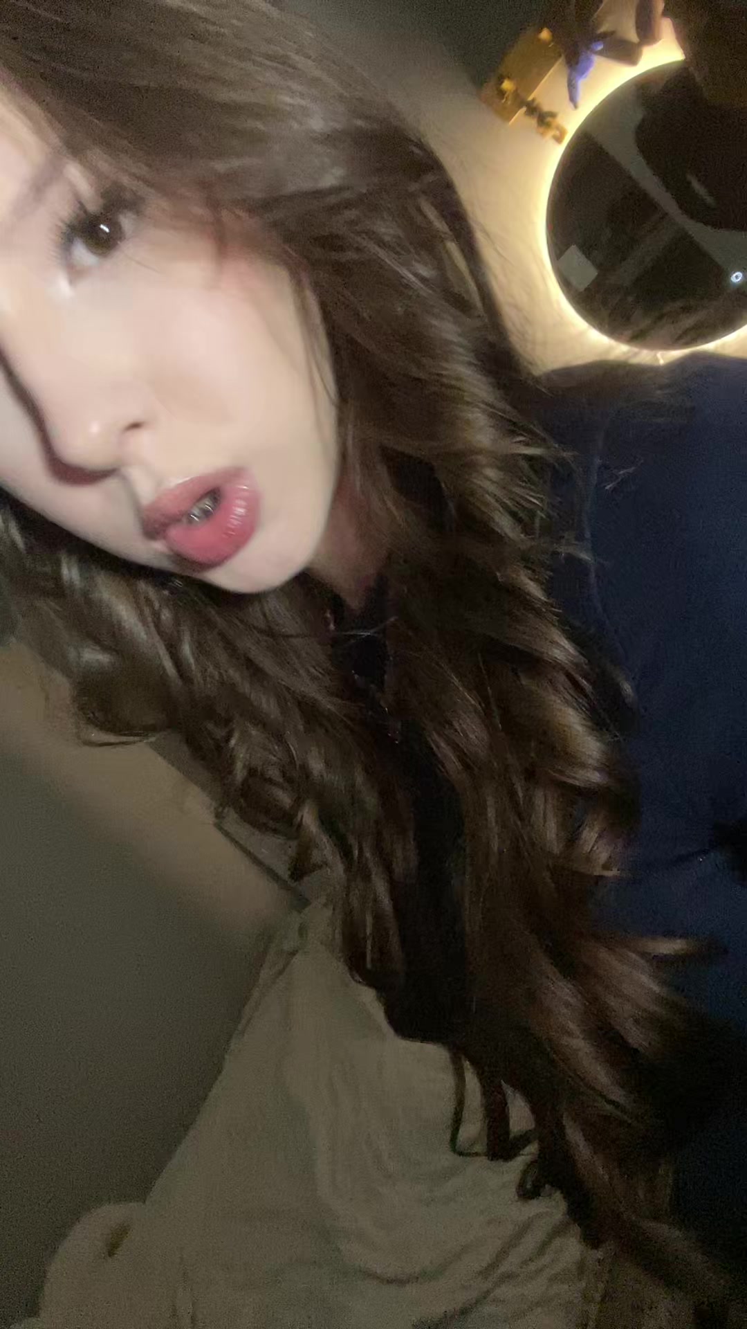 @melniqu_