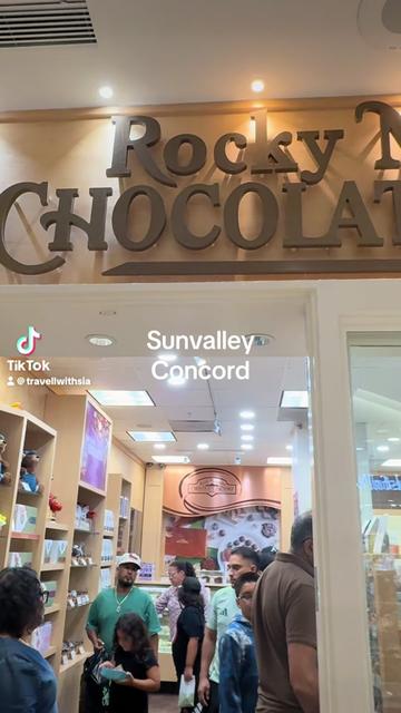 @travellwithsia
