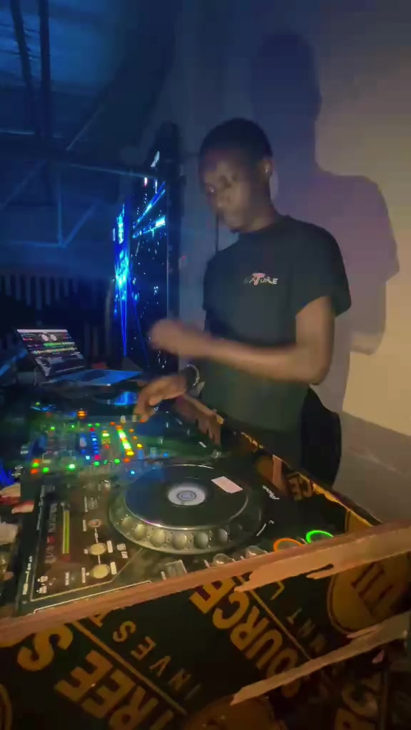 @WEEPON THE ENTERTAINER (DJ)