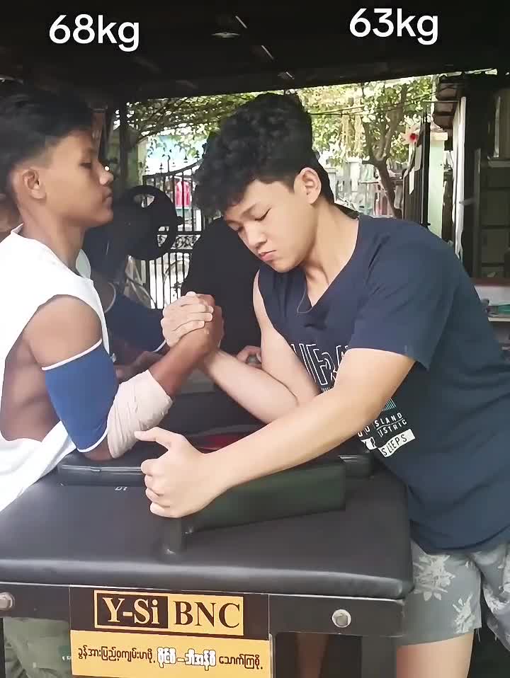 @myat thu (Arm wrestling)
