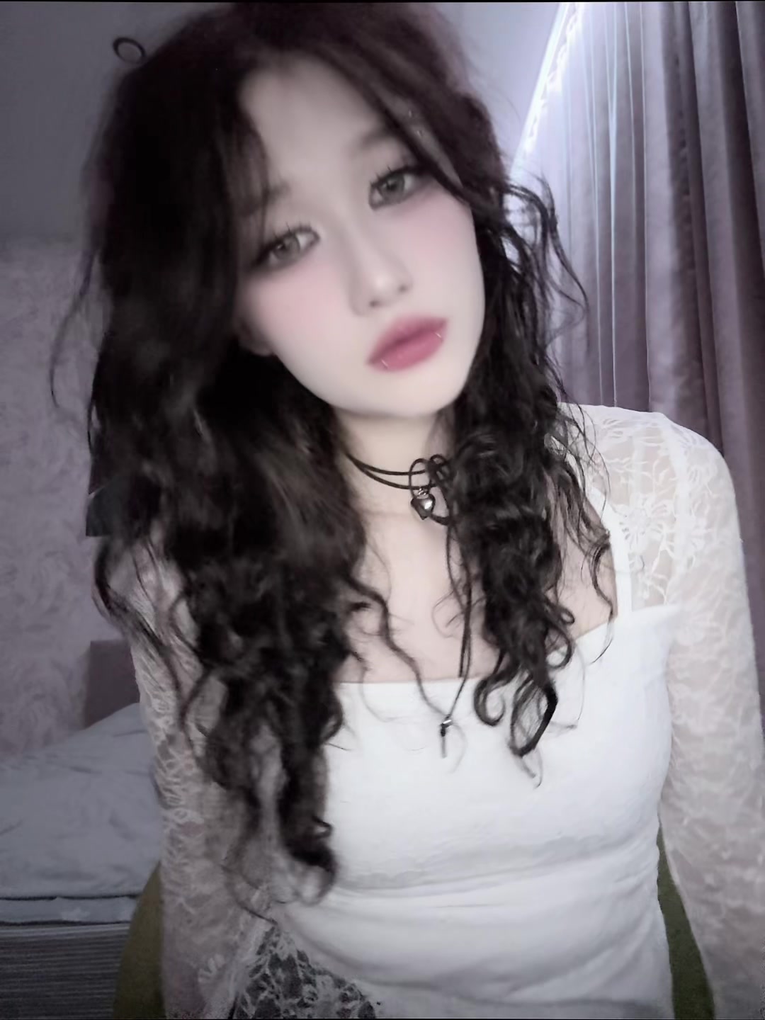@^_<