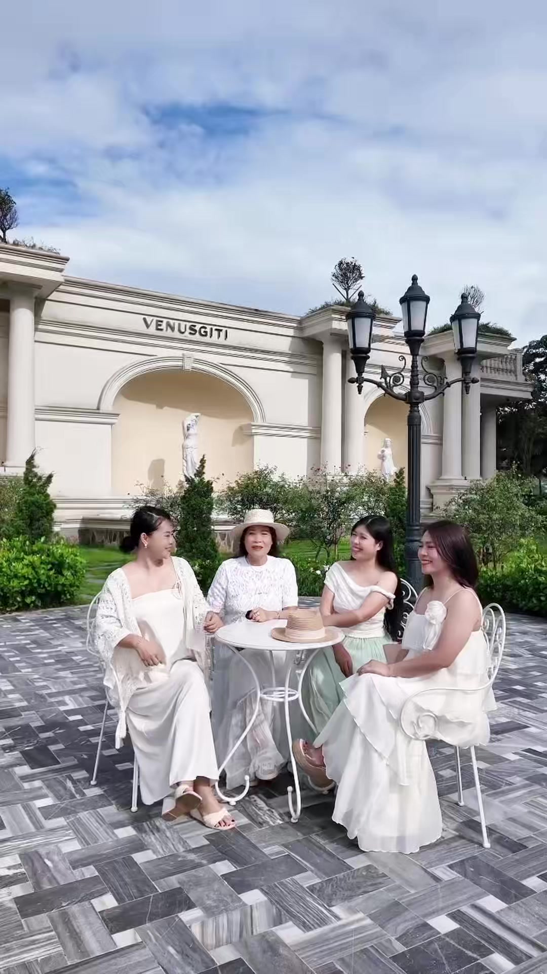 @Gia Đình Mèo Máy