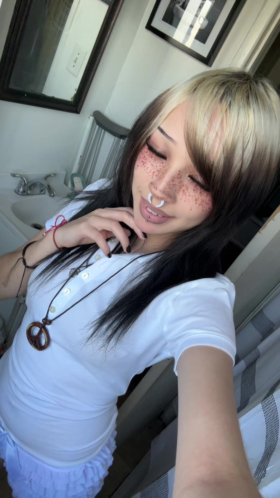 @>⩊<