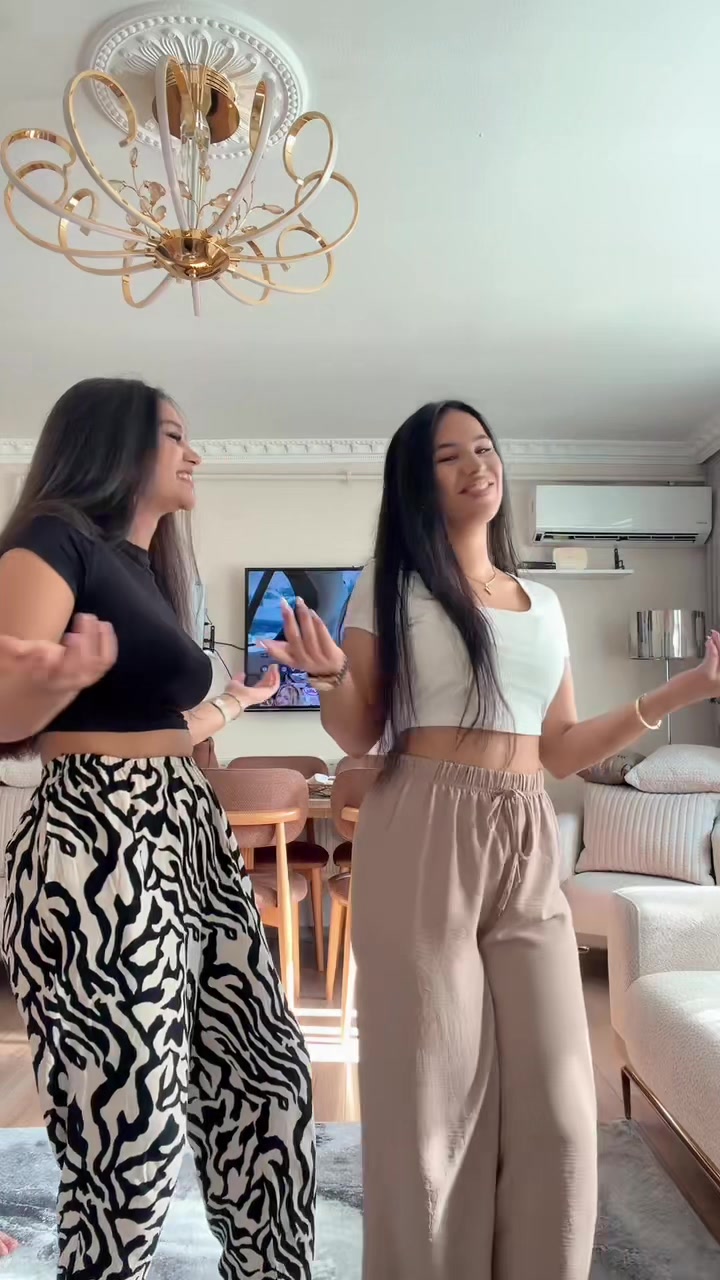 @•