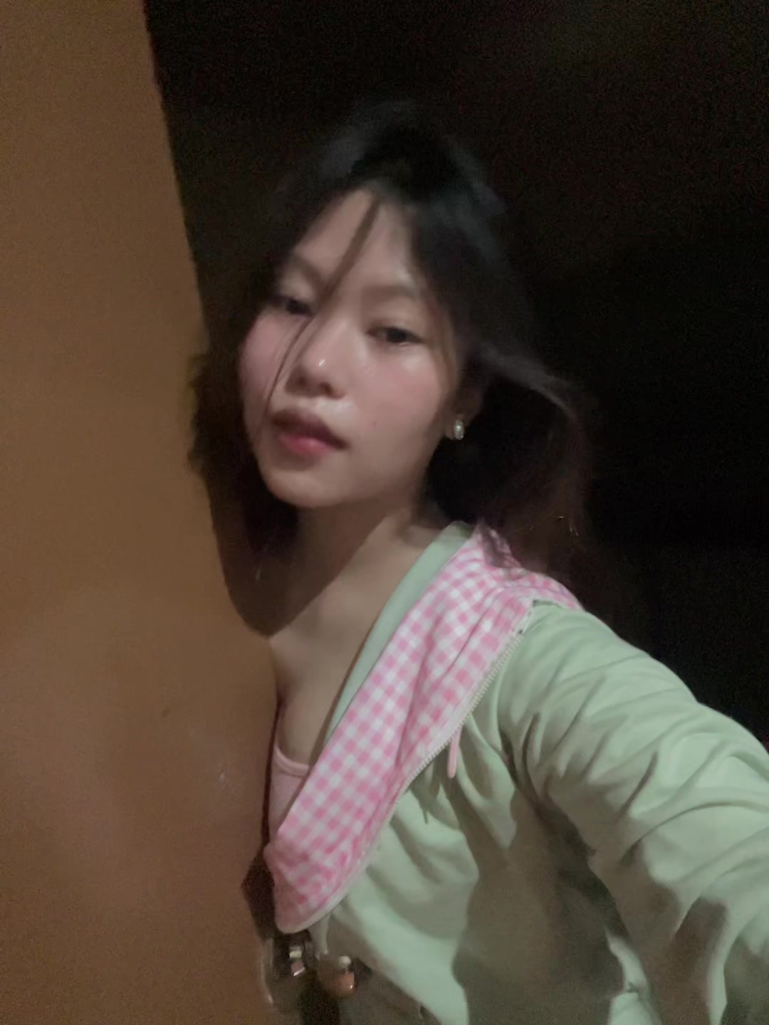@:>